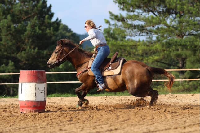 Choosing the Perfect Barrel Racing Saddle for Your Horse